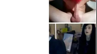 Pie liešanas viņa slēpj viņas mutē un incītis ar gariem melnajiem