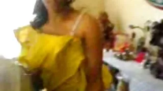 Ella uz gultas moaning no spēcīgu orgasmu