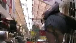 Pludmalē gribošas meitenes dara visu, lai sasniegtu orgasmu
