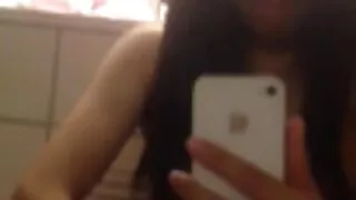 Cilvēks shoves cieto daiktu busty MILF