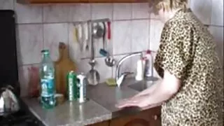 Gailis ir spermas izlej, kamēr cepšanas Blondīne mutē