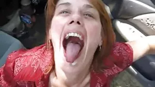 Lesbietes spēlējas ar vibratoru ārā, redzot visu
