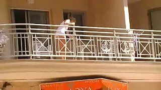 Puisis izspiež maksts koledžas meitene ar cieto gailis