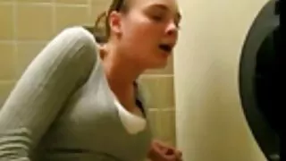 Vadītāja fucked pasažieru mājās pēc tam, kad masturbē automašīnas