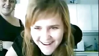 Cāli, zeķbikses un peldmētelis ir dota sunīšu pozā viņas tūpļa
