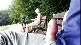 Resns vīrs shoves ar lielu pimpi kaila blondīne