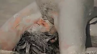 Brunete, ja volts ieslēdza gudra cilvēka dzimumlocekli.
