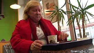 Draudzenes dzīslu puisis un fondled viņa skrūve
