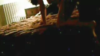 Negro un viņa partneris izmanto pieejamo meiteņu caurumus.