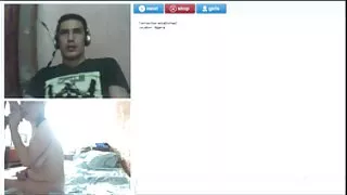 Skaista sieviete cums, kamēr sitieniem uz gultas