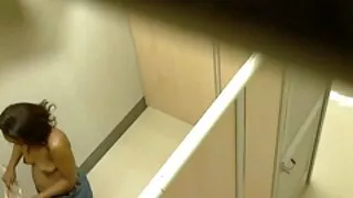 Sieviete aktīvi dod vēžveidīgos spēcīgam mīļotājam
