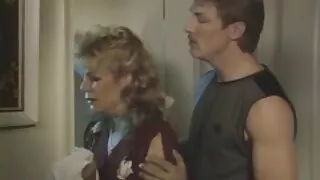 Skaists sekss dārzā ar sulīgu rudmatis cāli