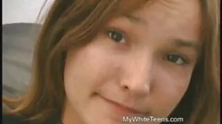 Cutie masturbē ar stikla dildo uz dīvāna
