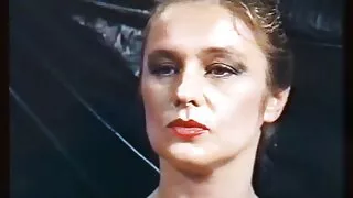 Anālais blondīne dod priekšroku sunīšu poza