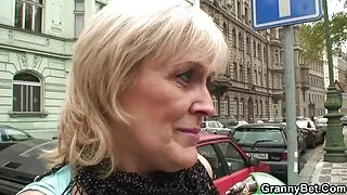 Meitene fucked ar vairākiem pakaļas uzreiz