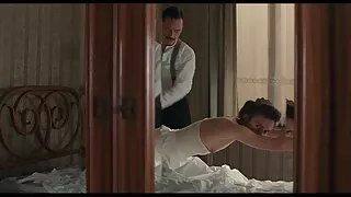 Uz virtuves galda femmina