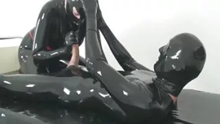 Cilvēks fucked vergu visi caurumi