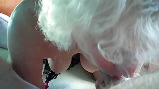 Frigs mamma ' s matains incītis ar lielām krūtīm