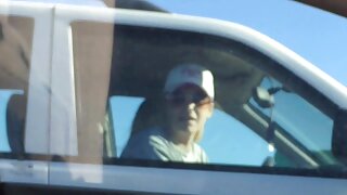 Sucks par viņas ceļgaliem