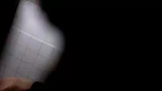 Tetovētiem ārsts pacientam velk uz ilgu gailis