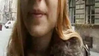 Meitene prasmīgi uzbudina dzimumlocekļa un dara Blowjob izraisa cum